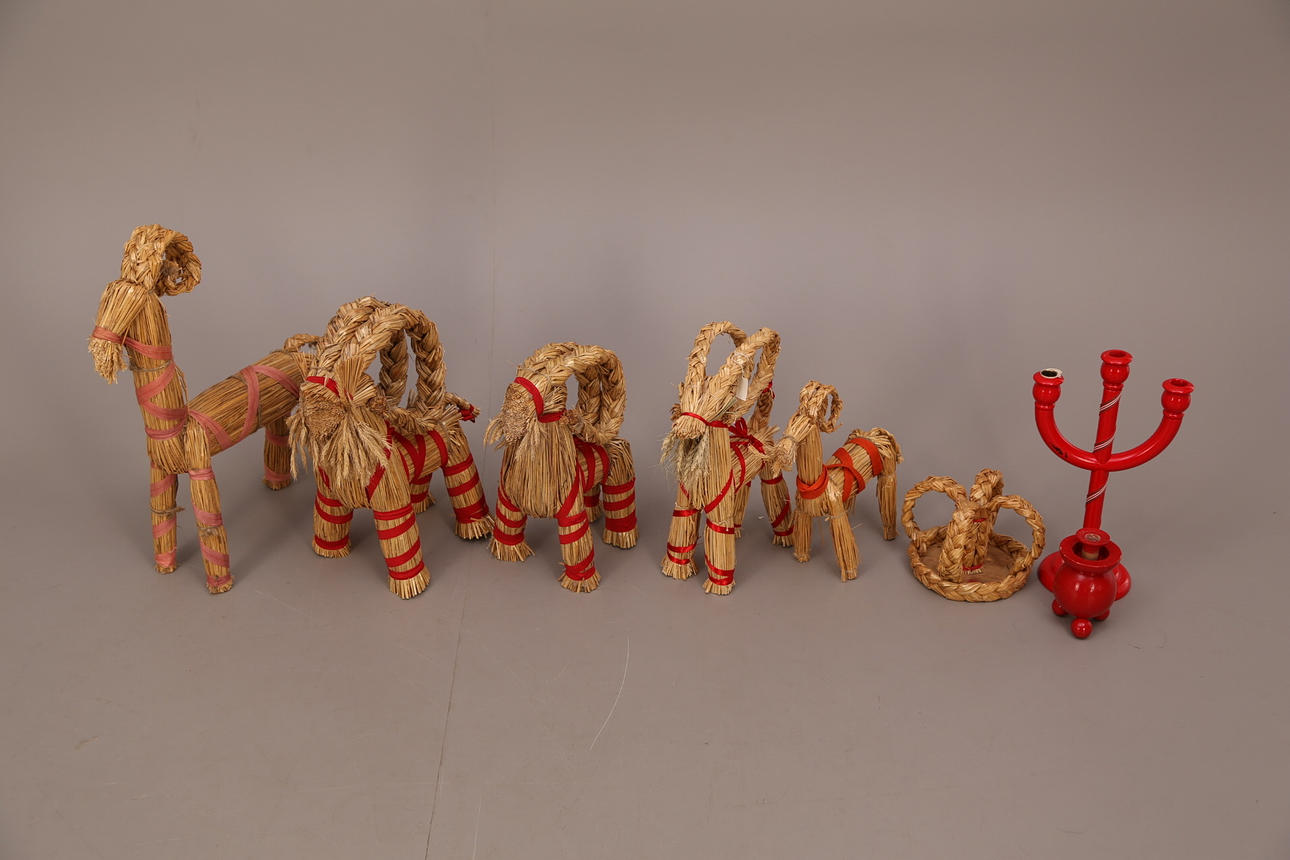 JULSAKER: 5 st julbockar, halm + halmljusstake + 2 träljusstakar.