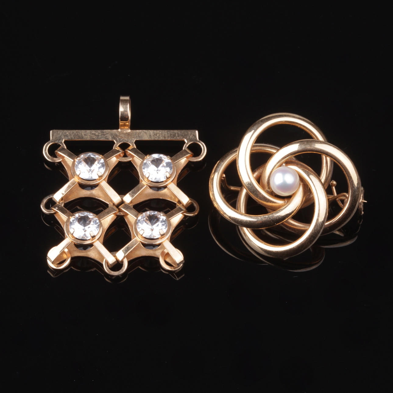 HÄNGE, samt brosch, 18k guld, med odlad pärla och stenar, vikt ca 6,95 gram.