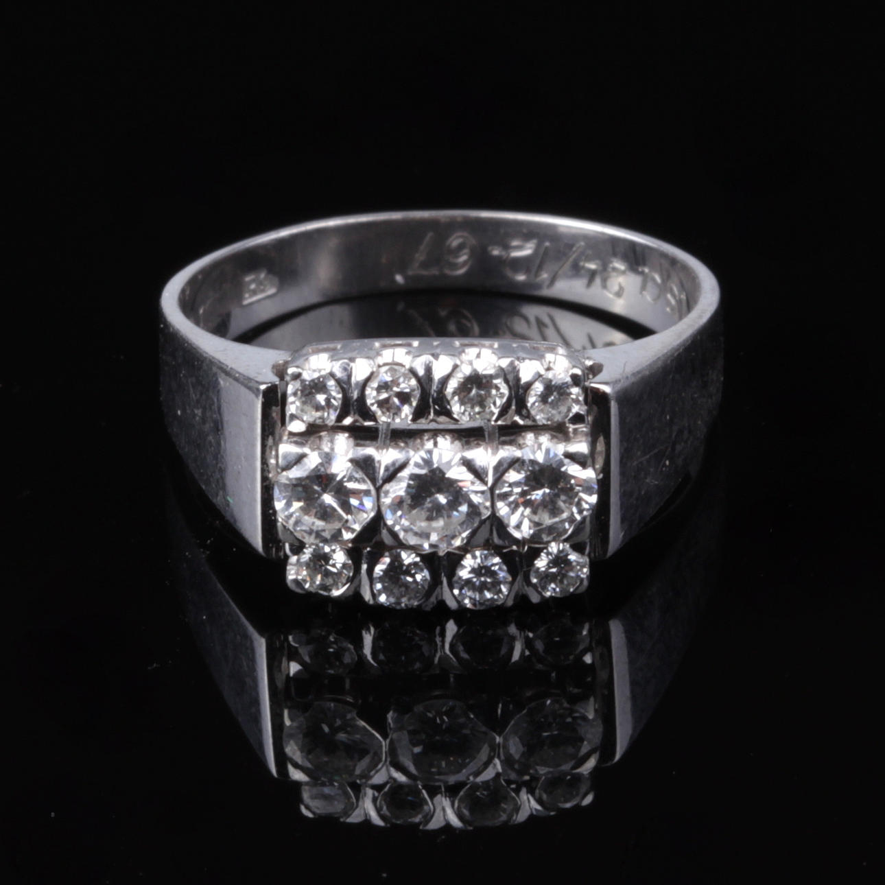 RING, med 11 briljanter, 18k vitguld, Petterssons Eftr Juvelerar Ab, Stockholm, 1967.