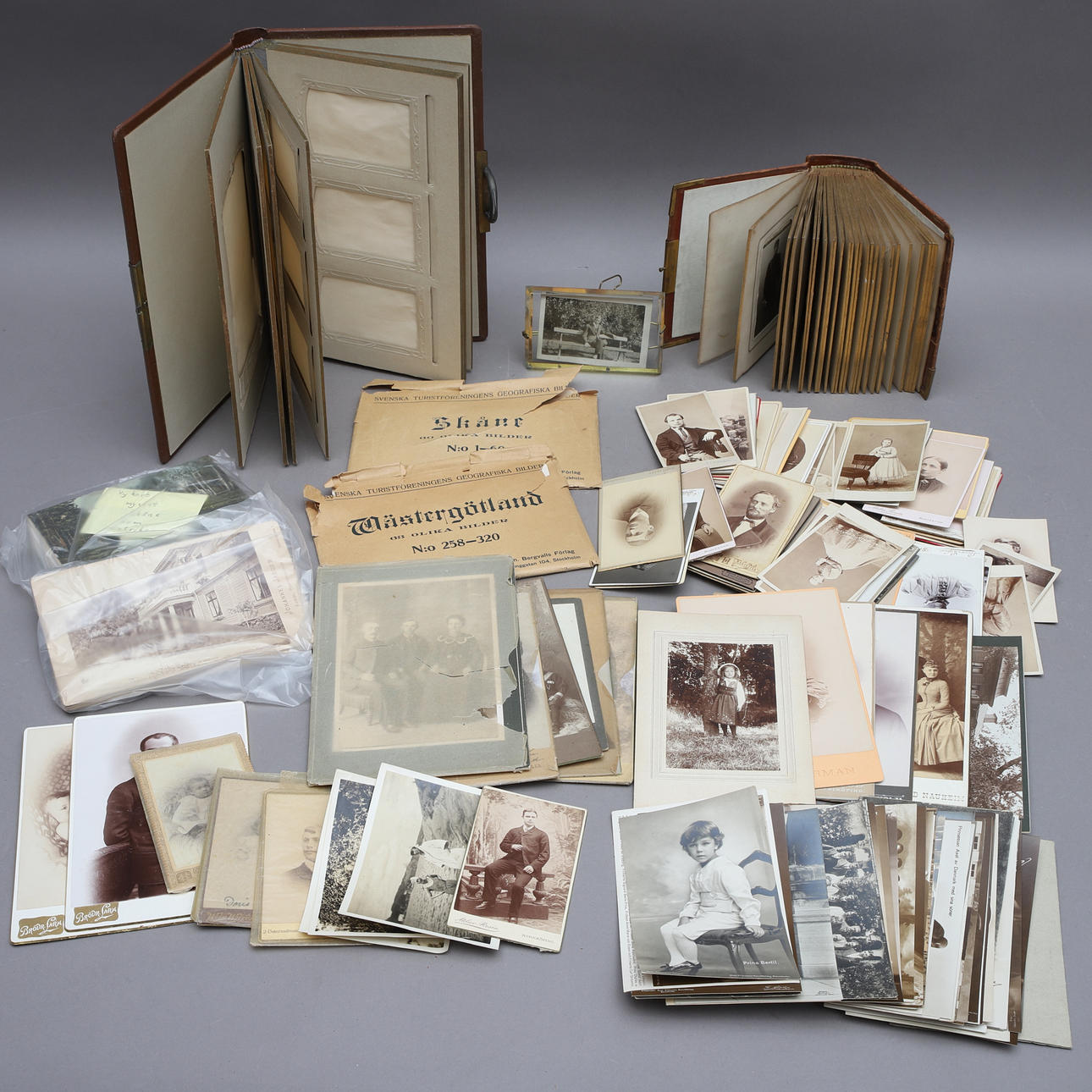 PHOTOGRAPHS & GRAPHIC PRINTS with photo albums, A Collection, 1900s ...