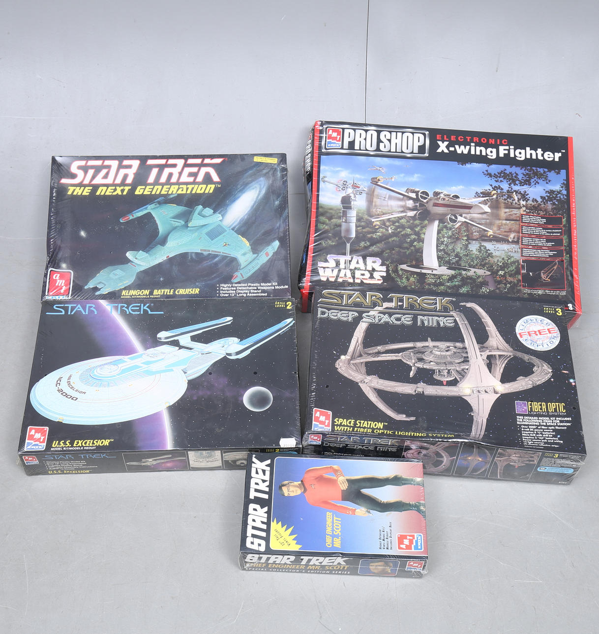 STAR TREK STAR WARS plastic construction kits, approx. 5 pcs, unbroken original packaging.