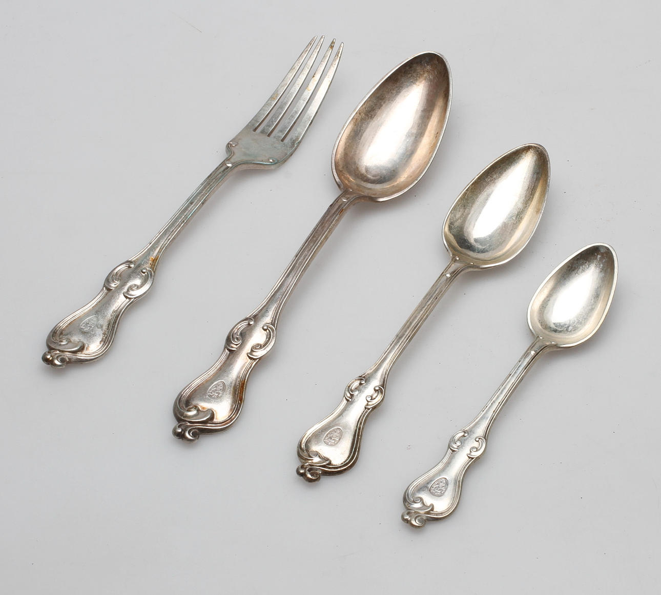 BESTICK, silver, "Adlerstråhle", bland annat Ambrosius, Stockholm, 1800-talets andra hälft, vikt ca. 3164,4 gram.