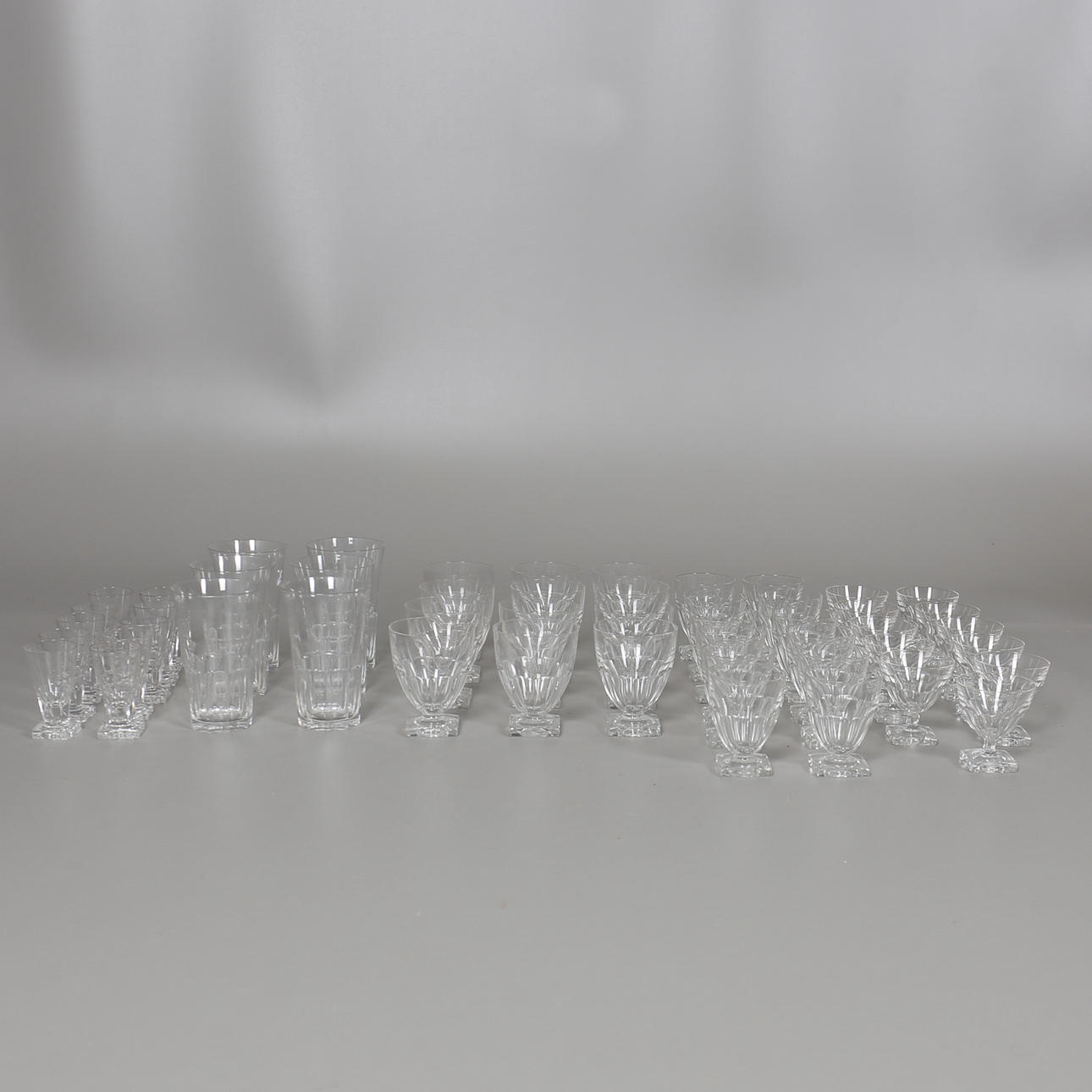 GLASSERVISDELAR. 53 st. Troligen Kosta. 1900-tal.