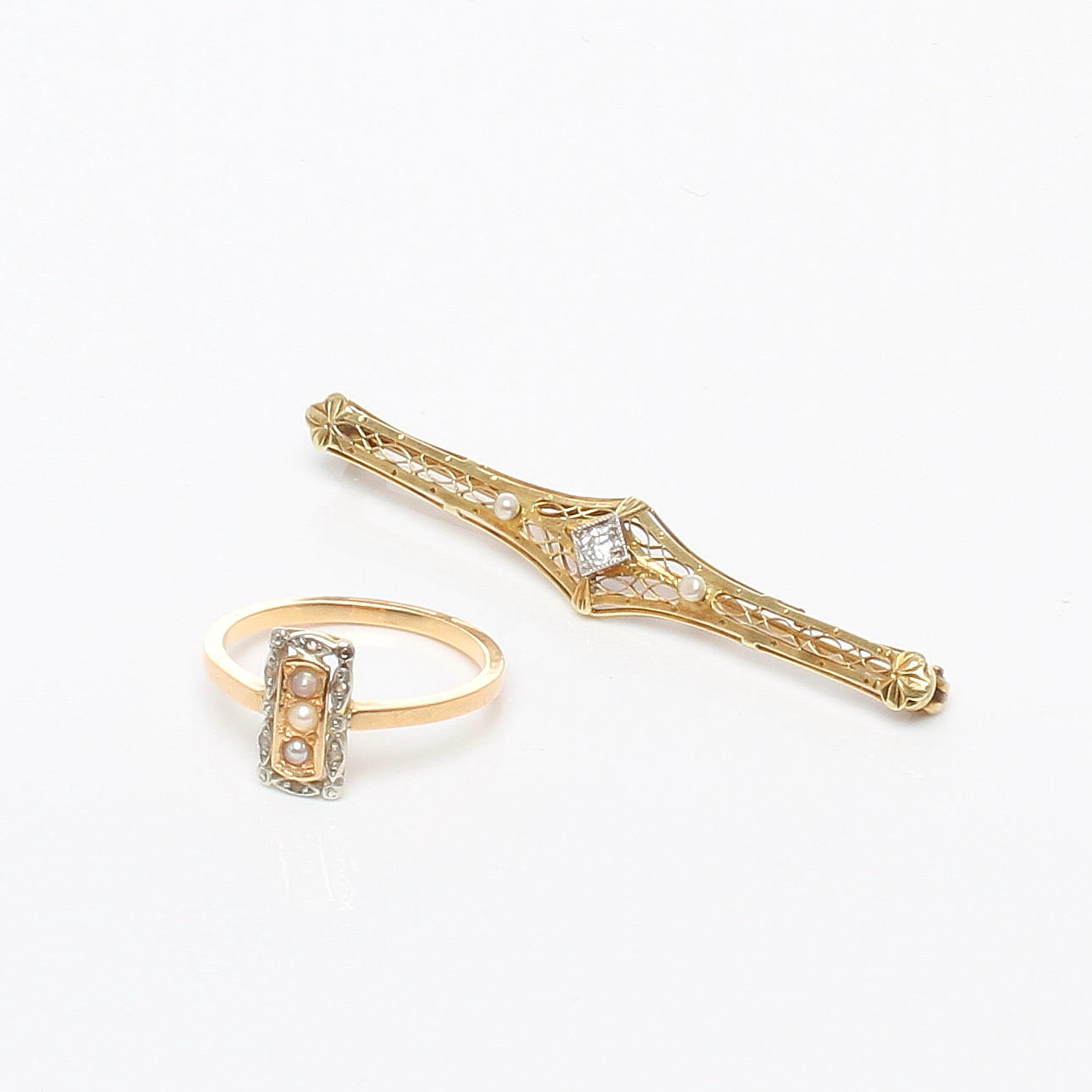 BROSCH 14k guld med diamant om ca 0,05ct samt RING, 18k guld, 1900-tal.