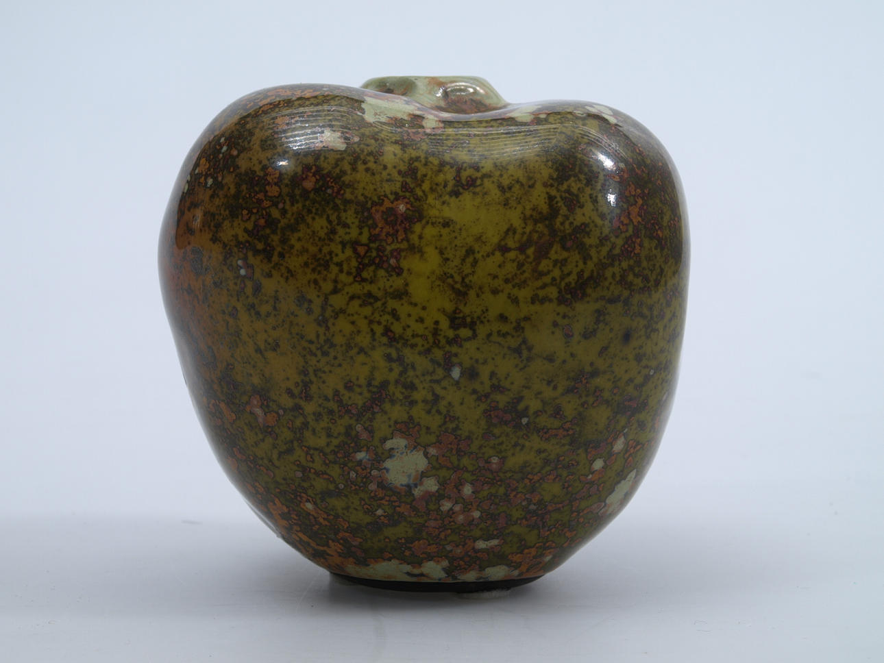 HANS HEDBERG. Skulptur, stengods, Frukt, signerad.