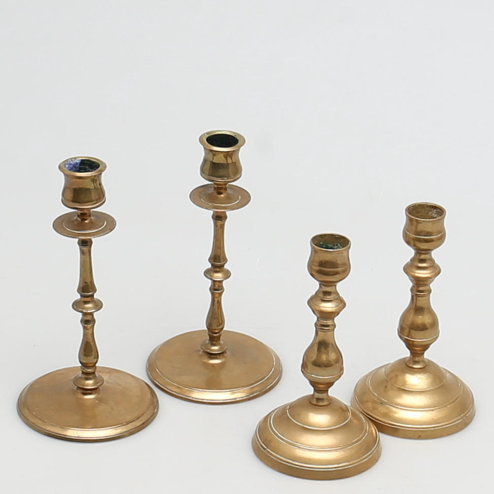 LJUSSTAKAR i mässing. Två par. Möjligen Skultuna.