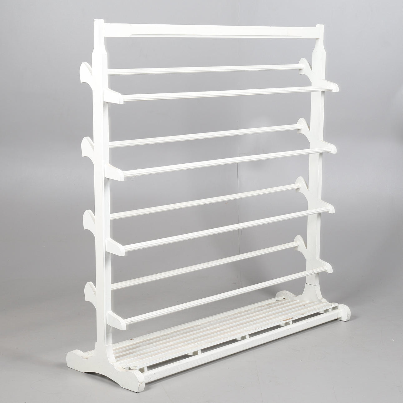 SKOHYLLA, vitmålad.