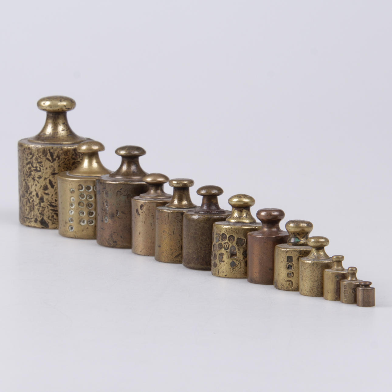 VIKTER, 13 st. Mässing, Omkring sekelskiftet 1900.