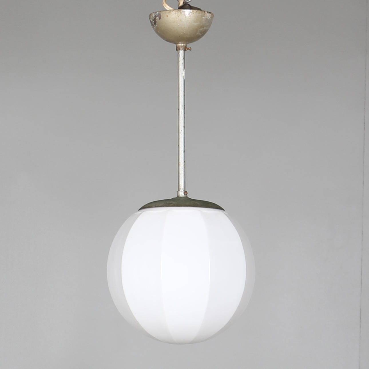 TAKLAMPA. Glas och metall. 1930-tal.