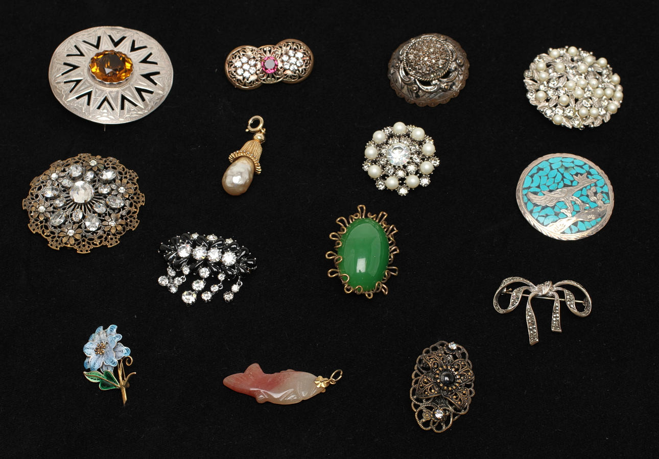 PARTI SMYCKEN, mestadels broscher, bland annat silver, 1900-tal.