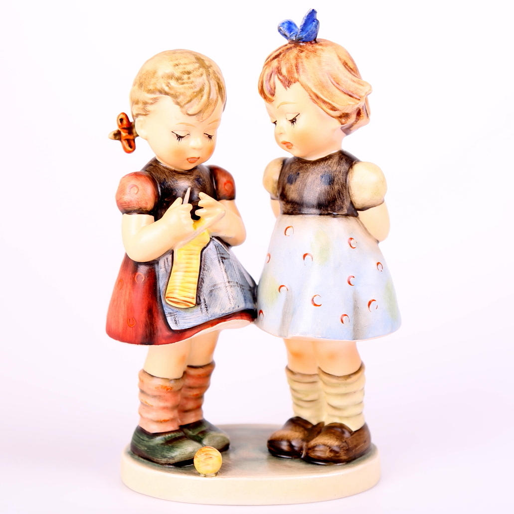 FIGURIN, porslin, två flickor med stickning, Goebel, Hummel.