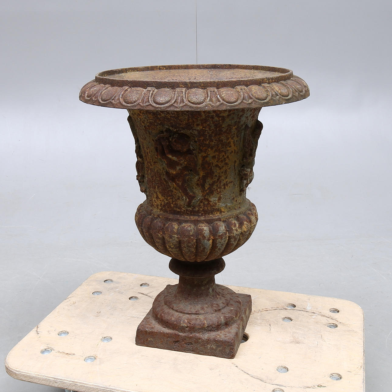 TRÄDGÅRDSURNA, gjutjärn, 1900-tal.