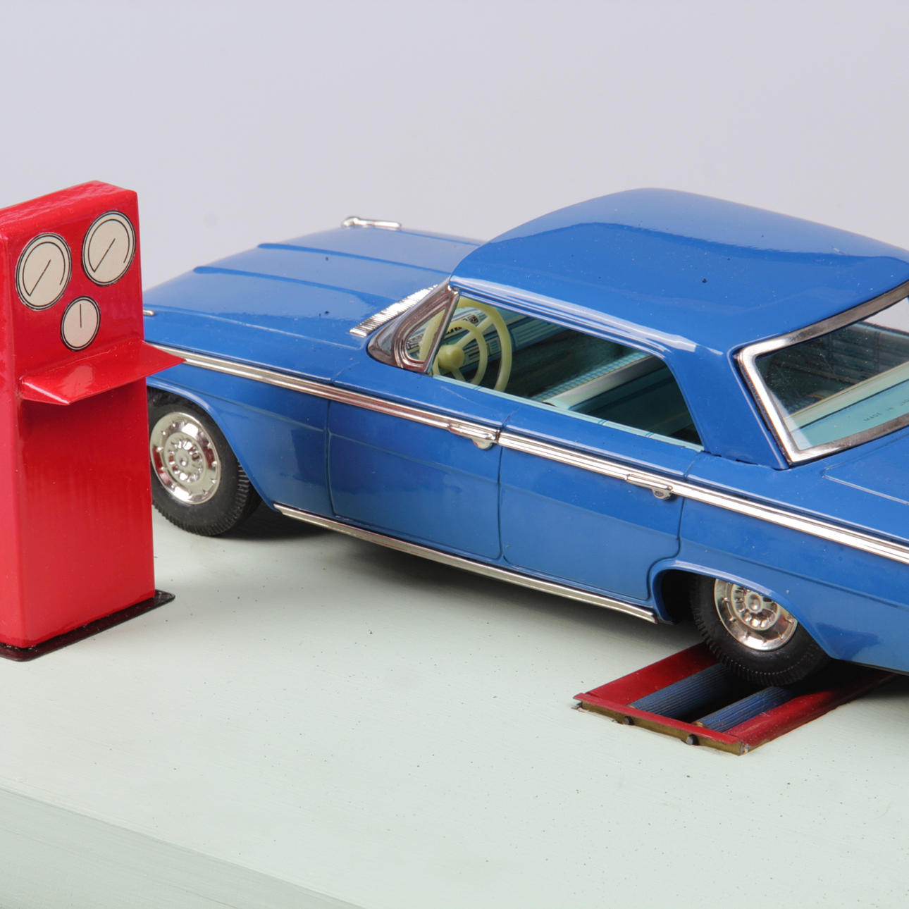 MODELLBIL, plåt, Chevrolet på bromsprovning, 1900-talets mitt.