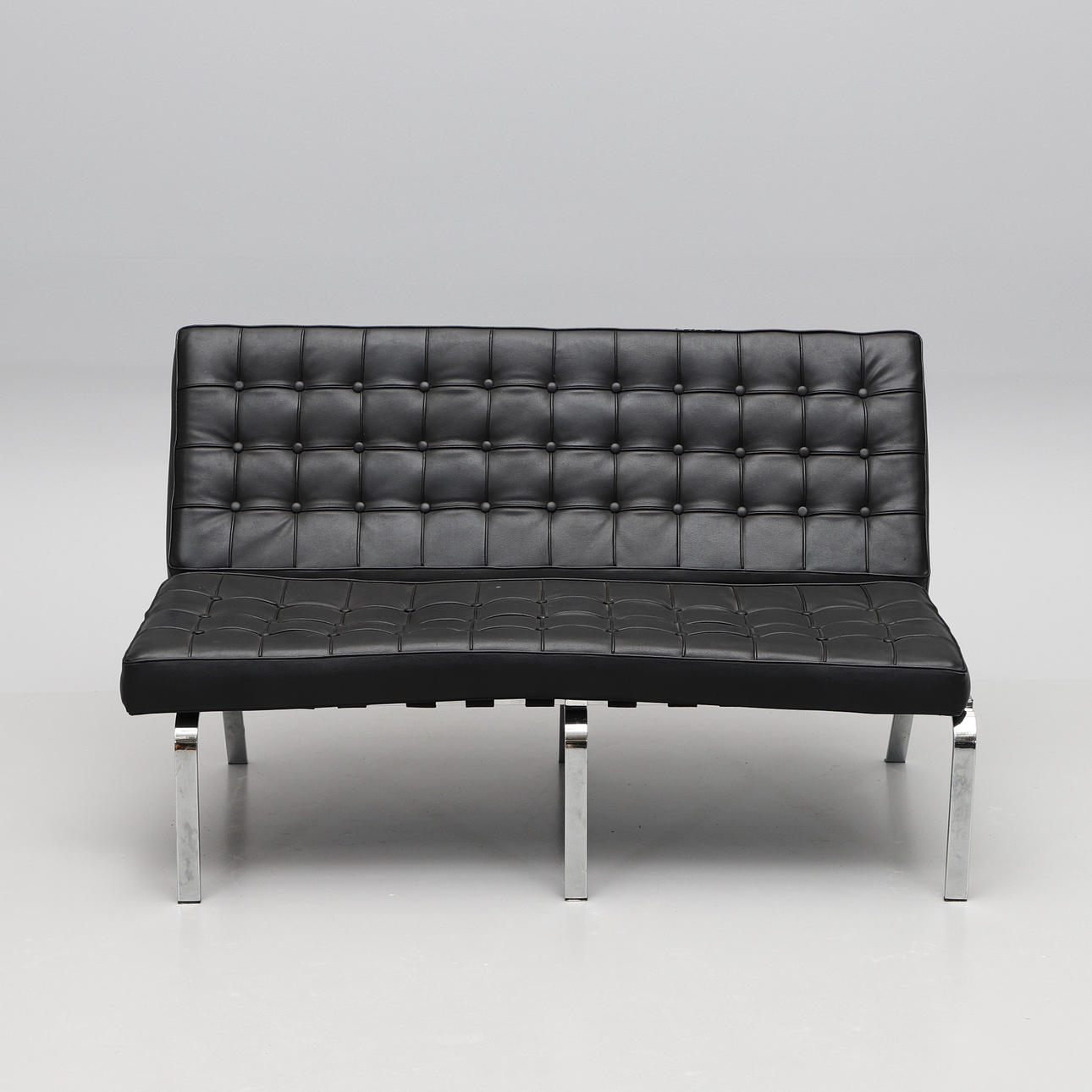 SOFFA, aluminium och svart läder.