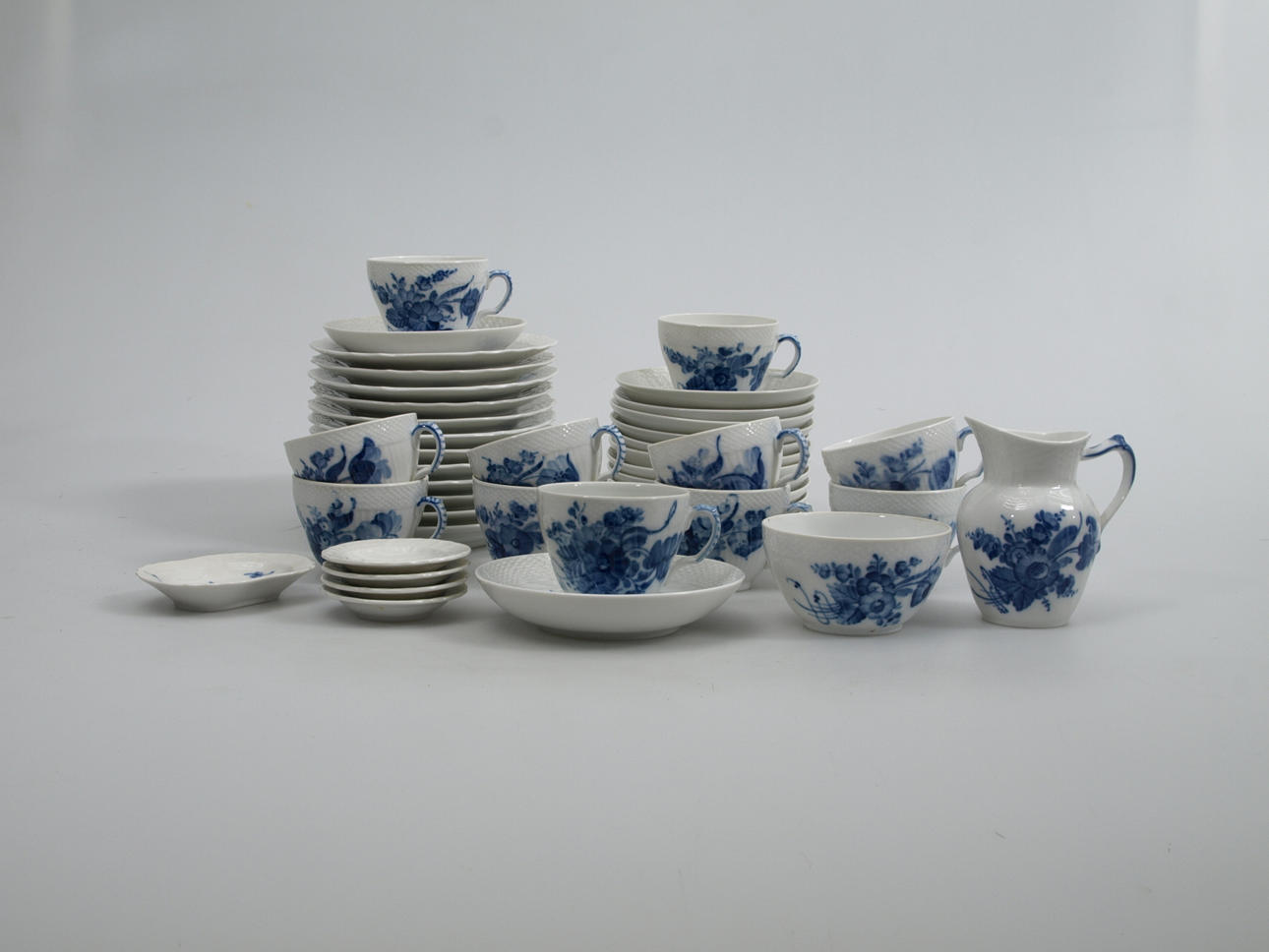 KAFFESERVIS, porslin, 43 delar, "Blå Blomster, Kunglig Dansk.