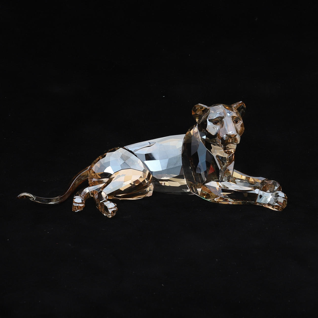 SWAROVSKI: LÖWENMUTTER (2016).