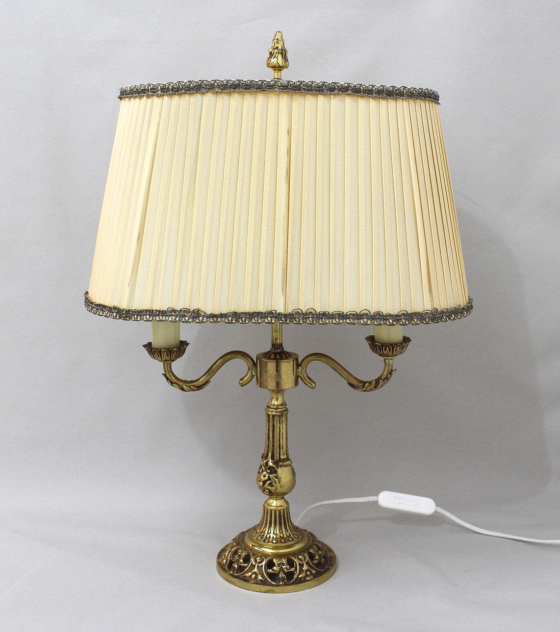 BORDSLAMPA, malm, med två ljuspunkter.