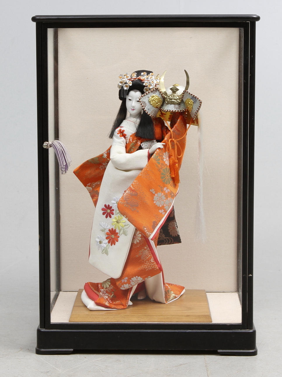 GEISHA samt GLASVITRIN, porslin och textil, 1900-tal.