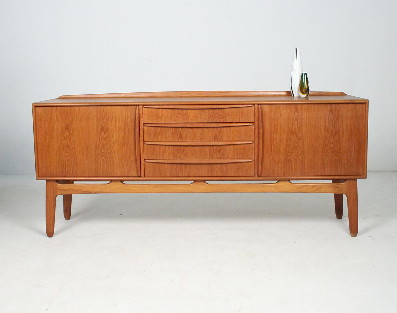 SVEND AAGE MADSEN. Teak skänk.