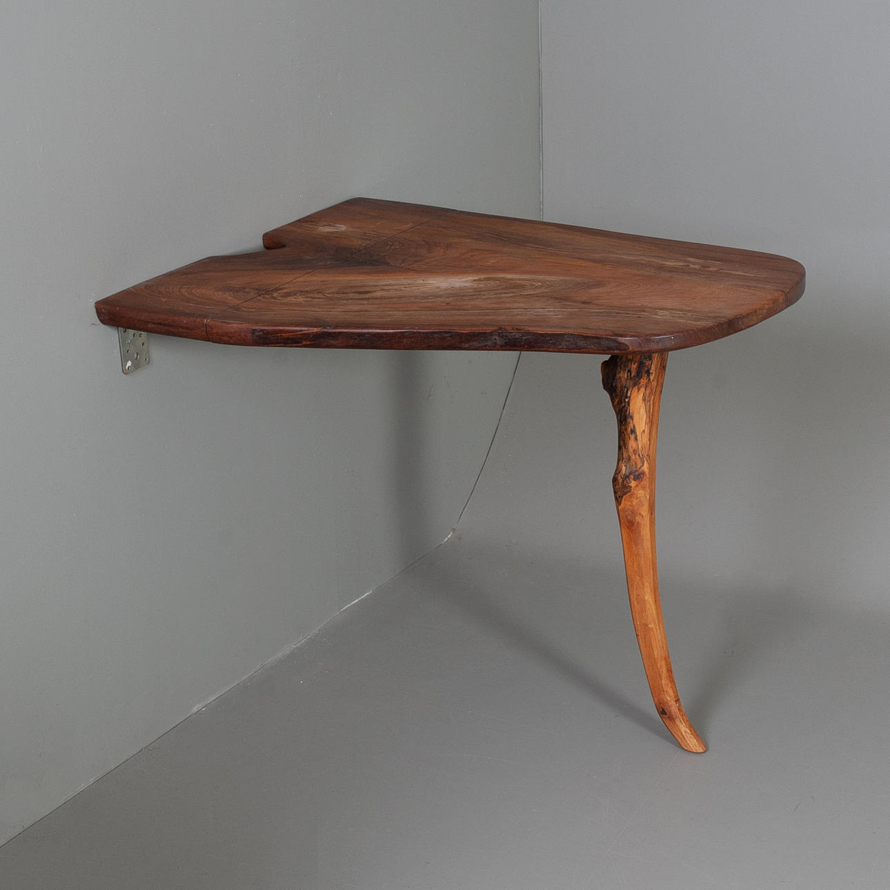 ANDERS ÖLUND. Egen verkstad, Väggmonterat bord.