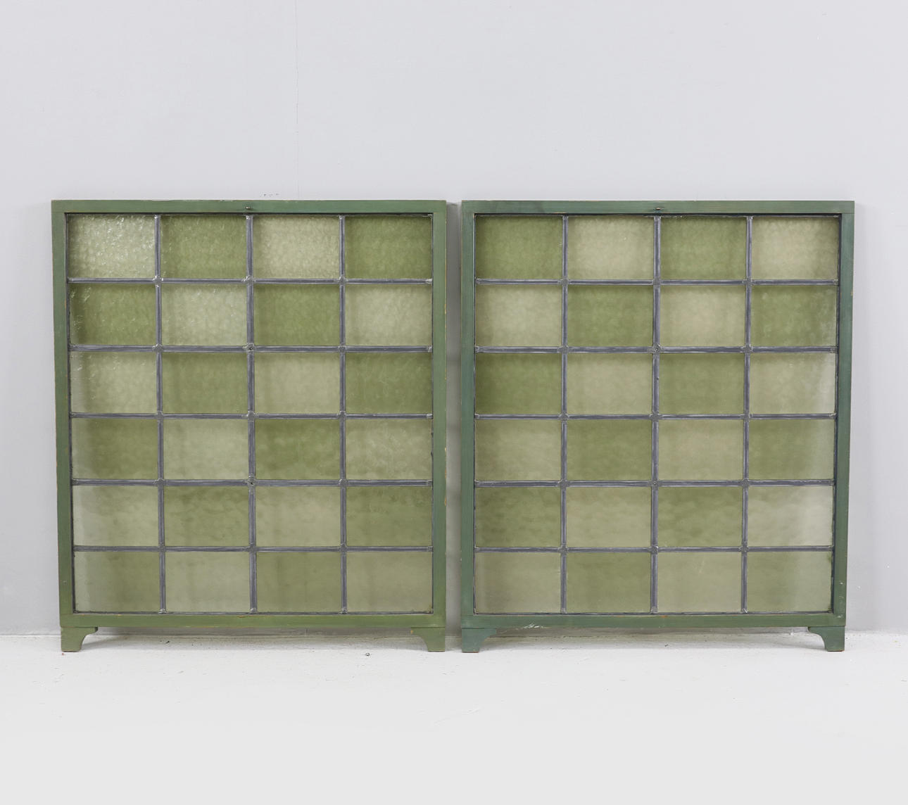 INSYNSSKYDD, 2 st. Blyinfattat glas, 1900-tal.