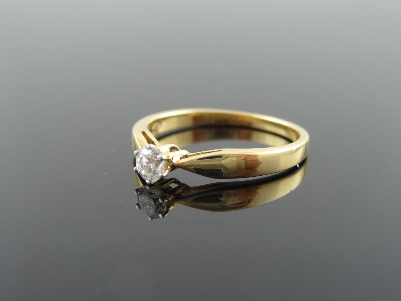 Kvinnors Solitare diamantring 0,20ct 18 k guld.