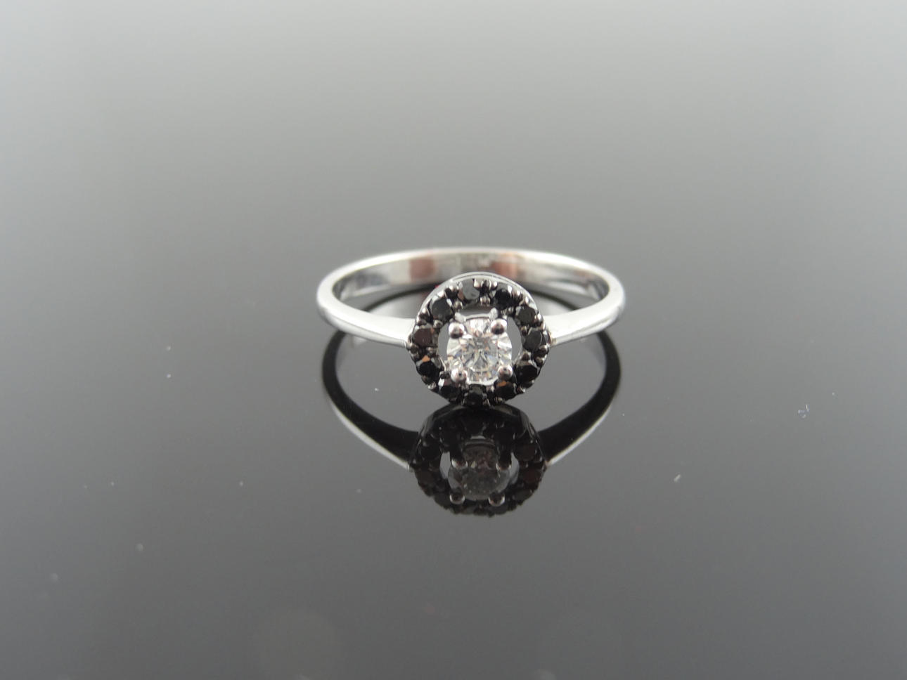 Kvinnors svart Halo diamantring 0,34cts 18k guld.