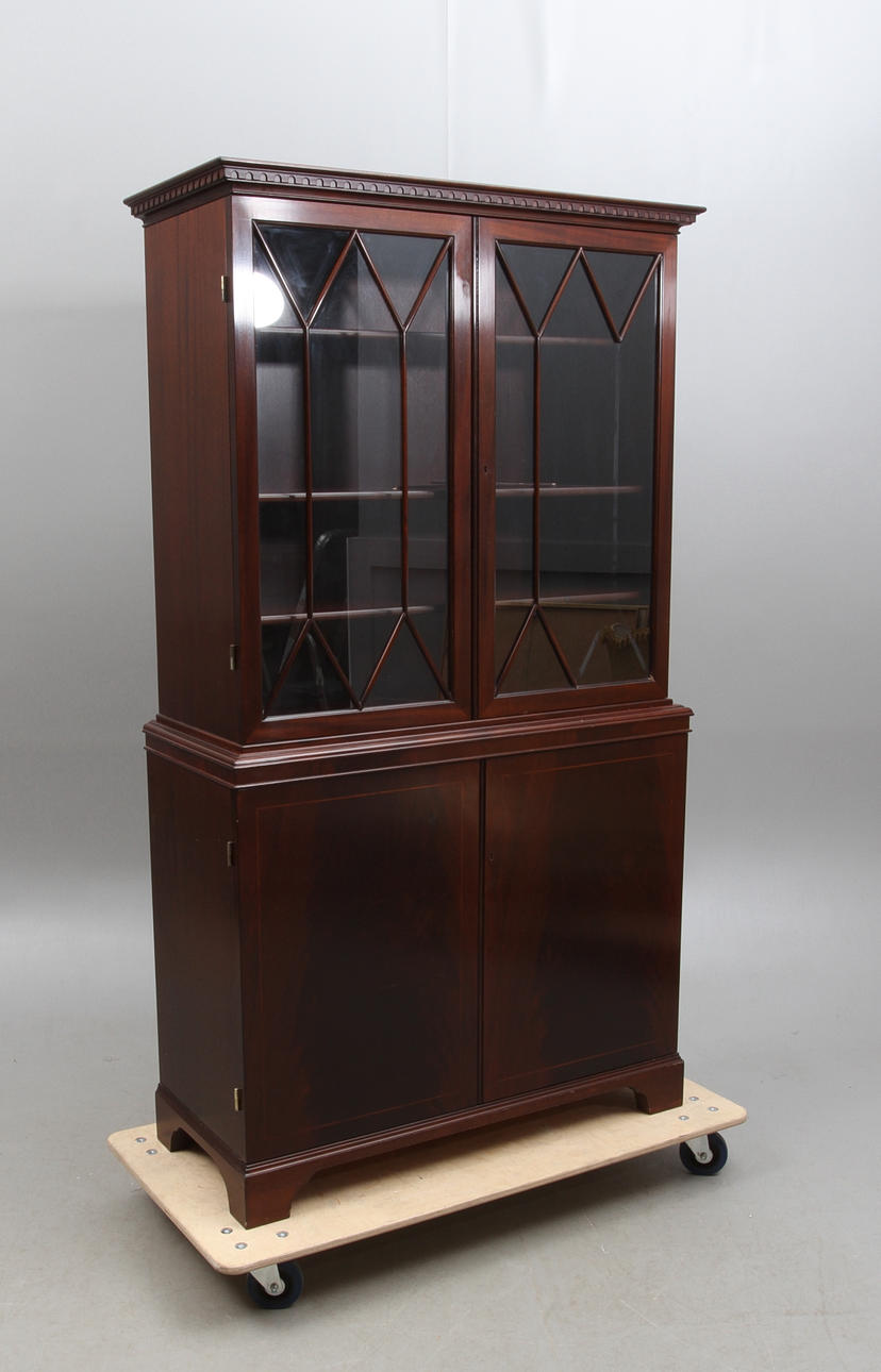 VITRINSKÅP, engelsk stil, Gärsnäs, 1900-tal.