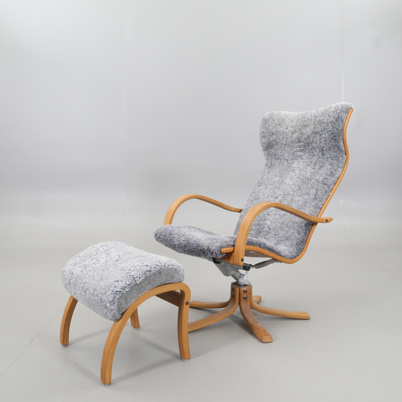 JAN EKSTRÖM. Drehsessel, mit Hocker, "Gazell", Conform.