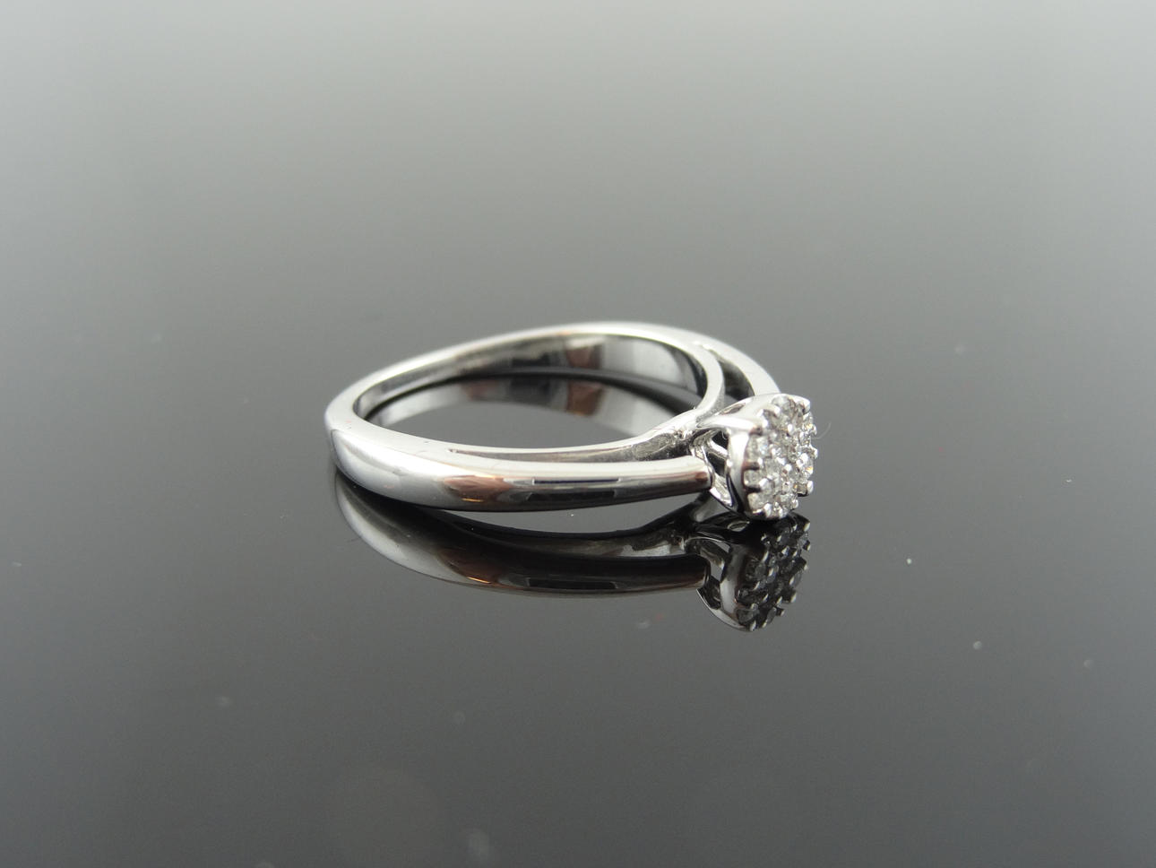 Kvinnors blomma Design diamantring 0,15cts 18 k guld.