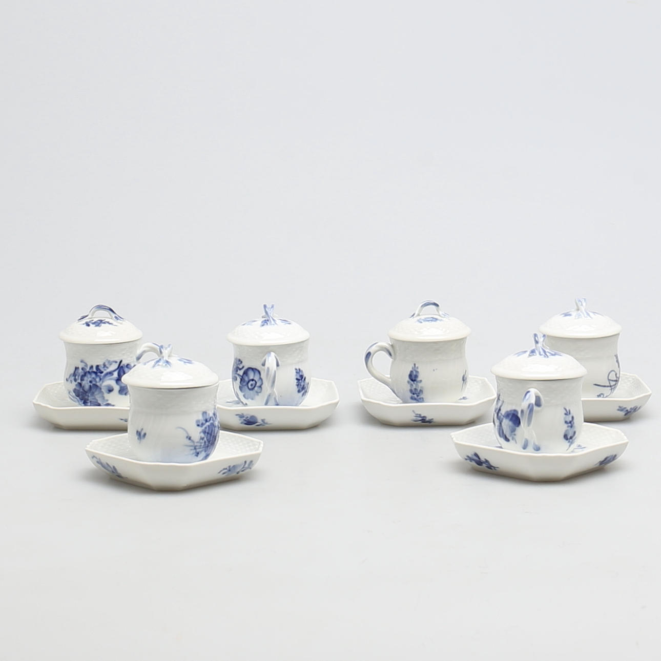CREMEKOPPAR i porslin. 6 st. Blå blomst. Royal Copenhagen. Danmark.