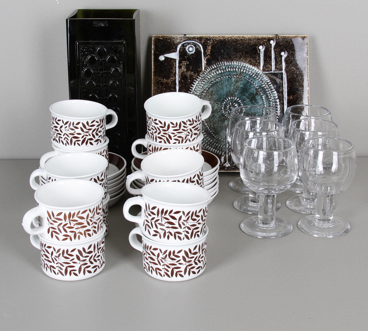 PARTI GLAS OCH KERAMIK, 33 delar, bl.a. Erik Höglund och tekoppar med fat, Kalypso, Gustavsberg.