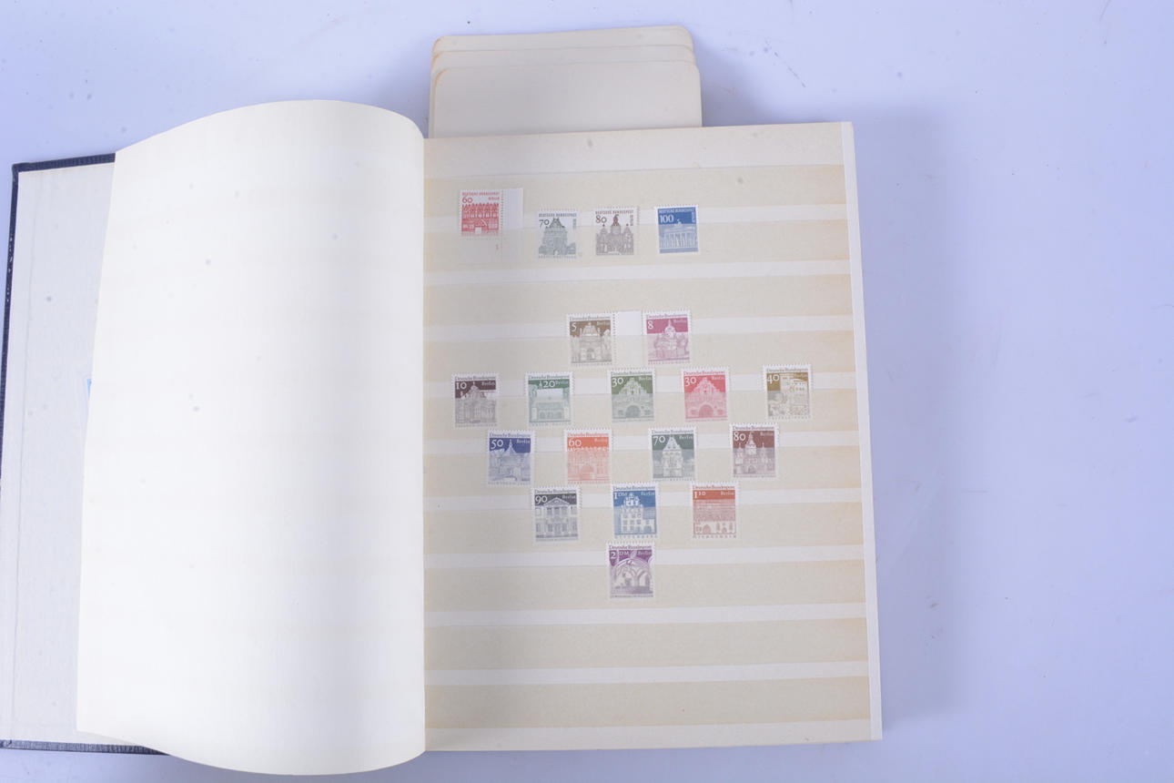 BRIEFMARKENSAMMLUNG, 2 Alben, Berlin.