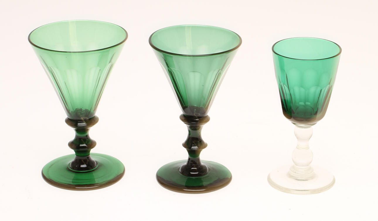 PARTI GLAS, bland annat karaffer och starkvinsglas. 1900-tal.