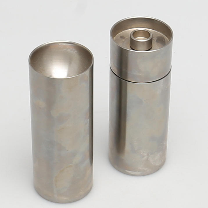 SALTSTRÖARE samt PEPPARKVARN. Rostfritt stål. "Cylinda-Line" Arne Jacobsen. Stelton. Danmark.