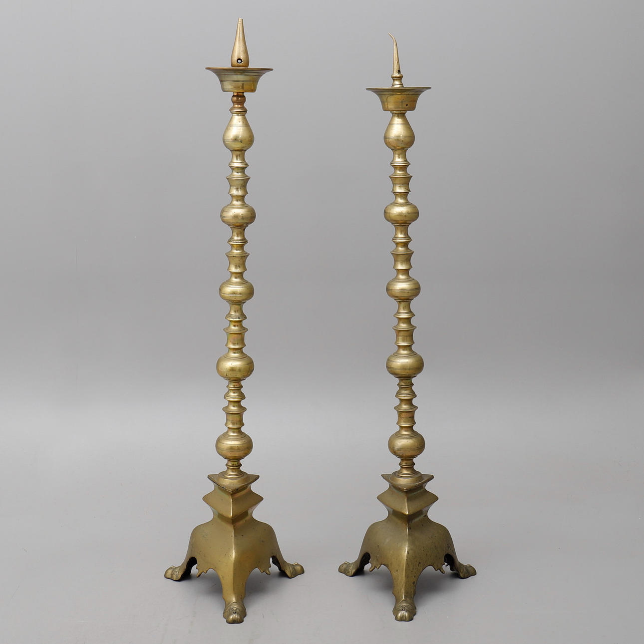 TORCHERER, TVÅ SNARLIKA, MÄSSING, BAROCKTYP.