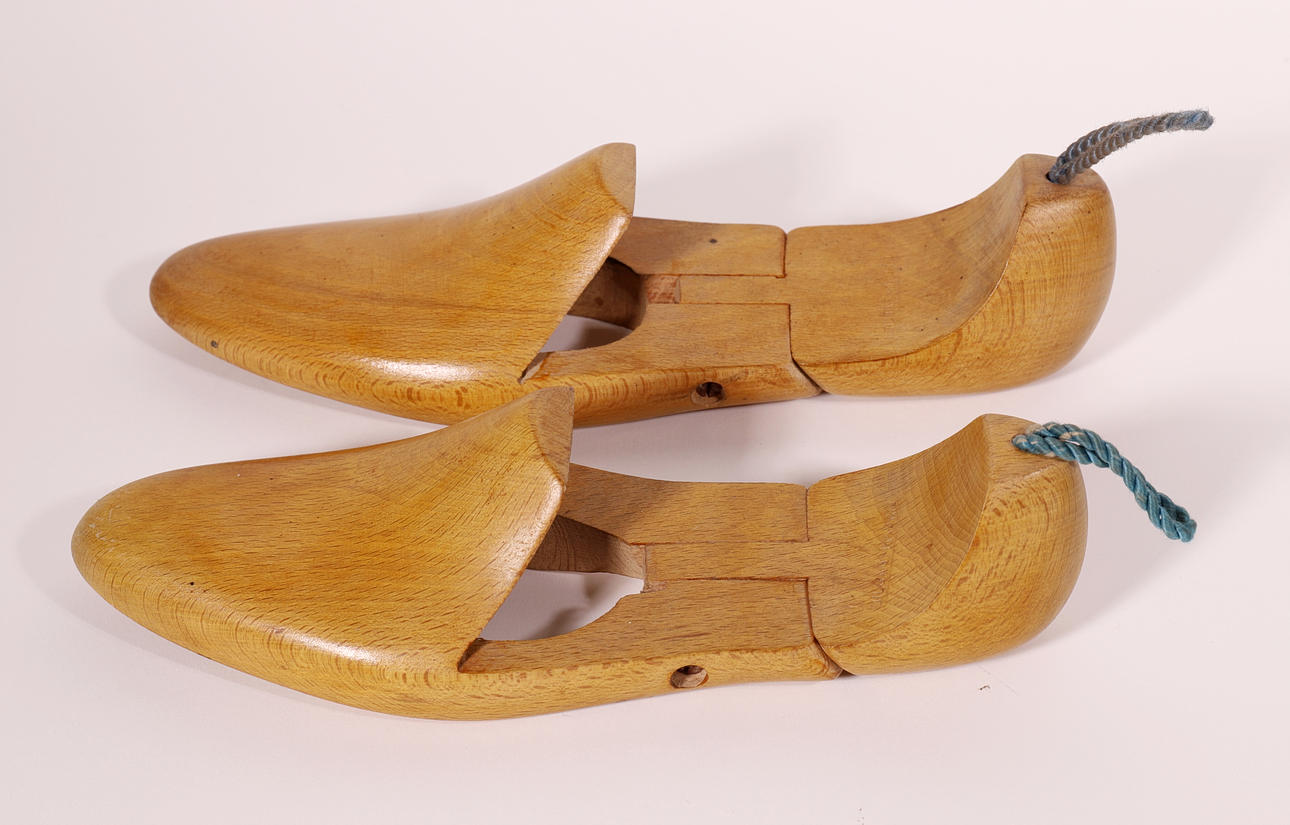 DOS ORMAS DE ZAPATO, pie izquierdo, madera.