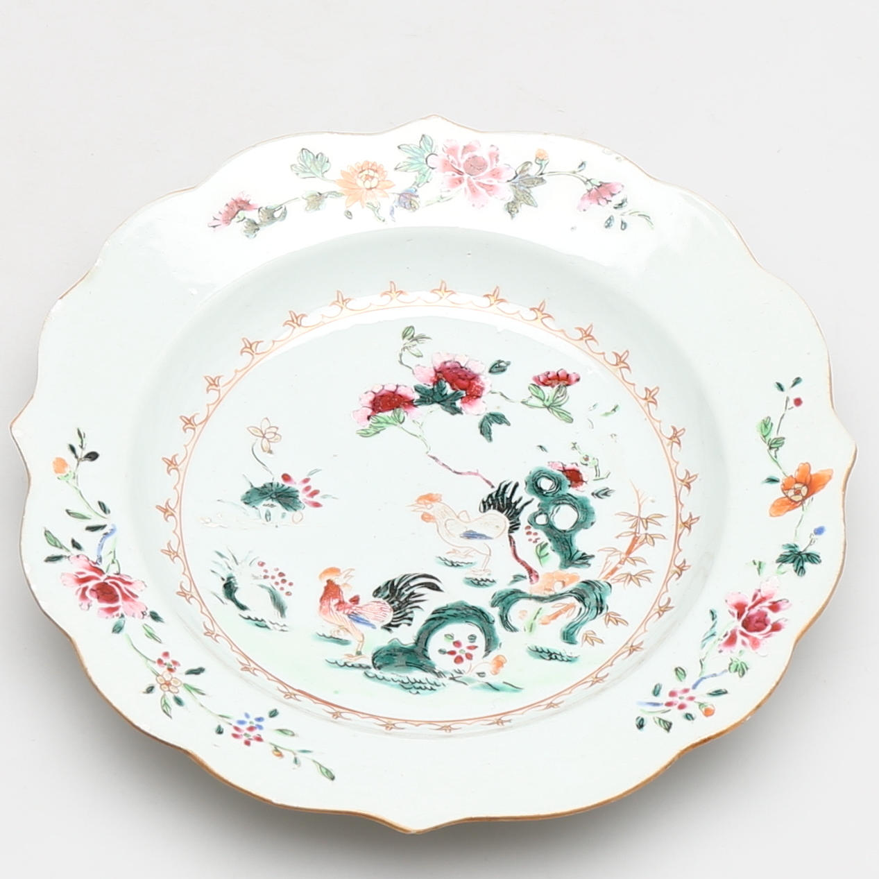 TALLRIK i porslin. Dekor av tuppar. Qianlong. 1700-tal. Kina.