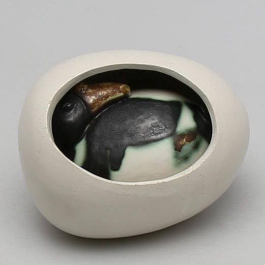 KLAS-GÖRAN KLAESSON. Skulptur. Stengods. And i ägg. Signerad Klase Höganäs J:r. Daterad 1979.