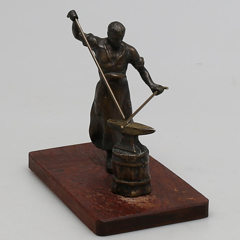 SKULPTUR. Brons på träsockel. Smed. 1900-tal.