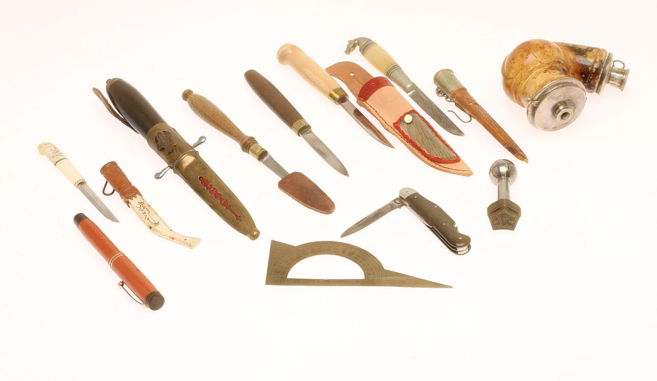 PARTI DIVERSE, 10 delar, knivar, sigillstamp, piphuvud, gradskiva samt Parkerpenna.