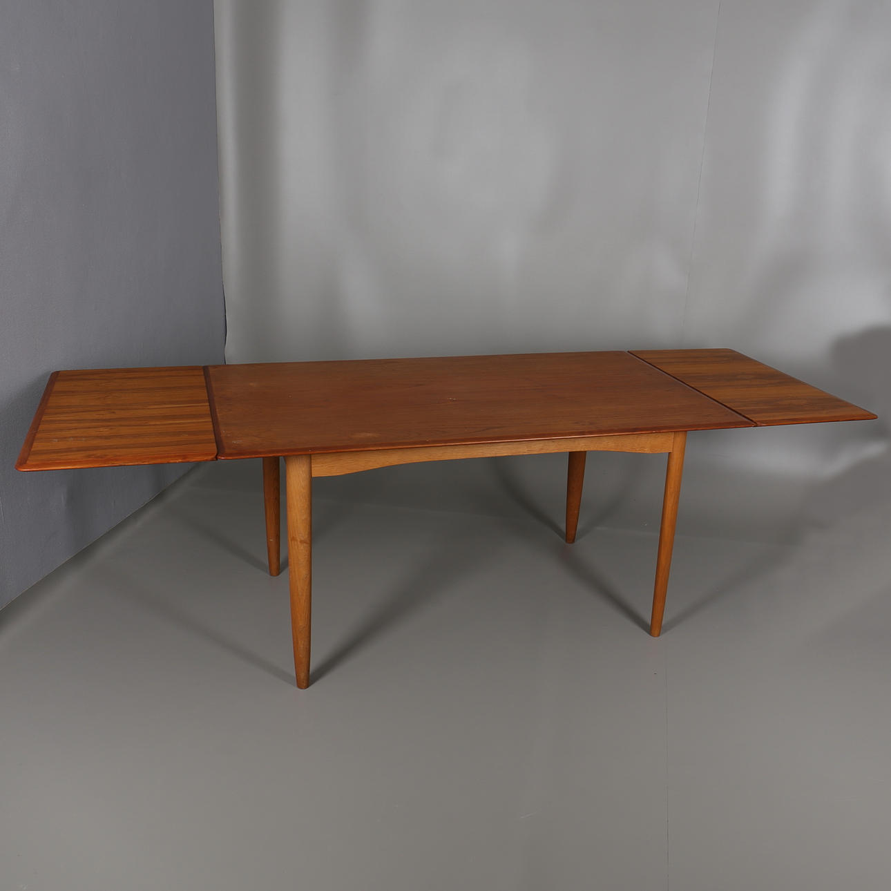 MATSALSBORD i teak med utdragsskivor. 1900-talets andra hälft.