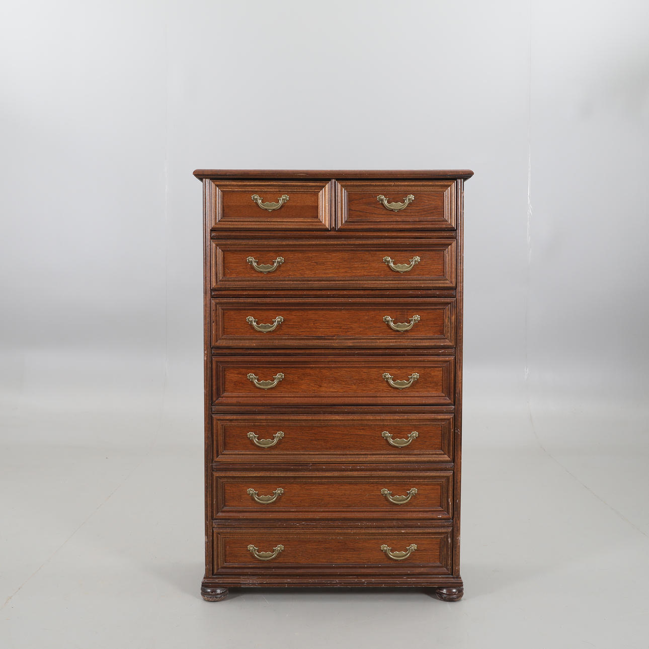 BYRÅ, med mässing beslag.