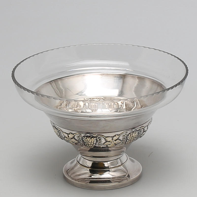 FRUKTSKÅL. Nysilver och glas. Dekor av druvor. 1900-talets första hälft.