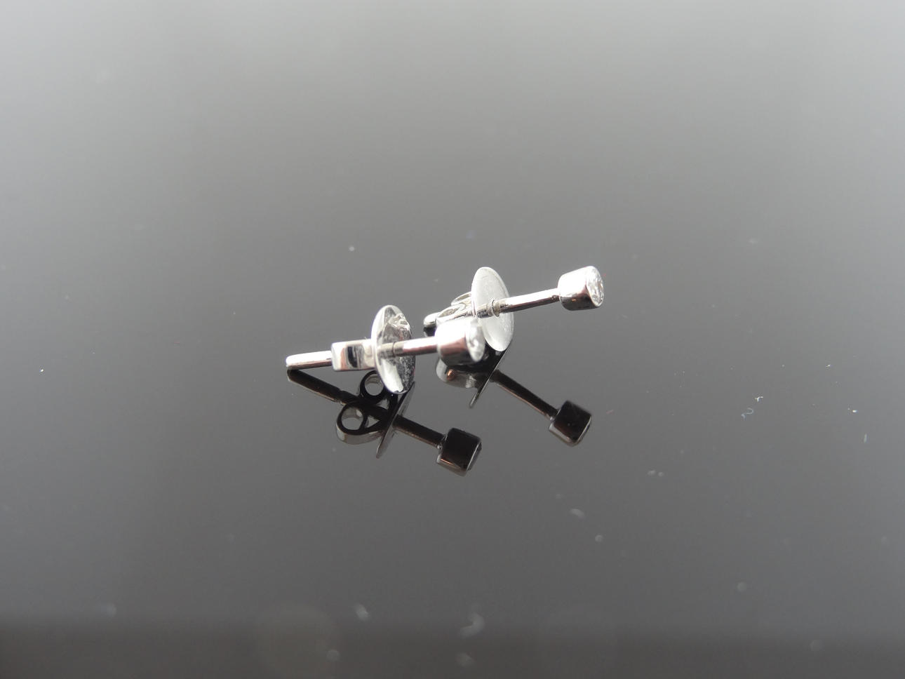 Kvinnors Solitare Diamond örhängen 18 k guld.