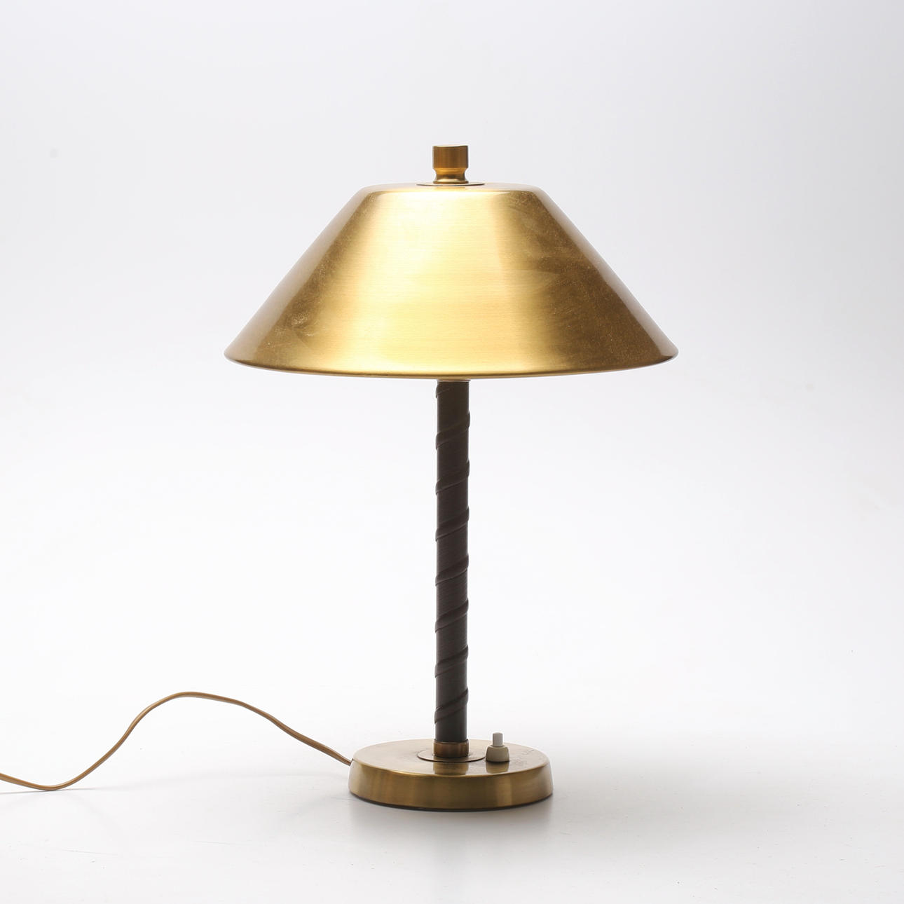 EINAR BÄCKSTRÖM. BORDLAMPE, anden halvdel af 1900-tallet, model "5014", messing, læderbeklædt fod, mærket forneden.