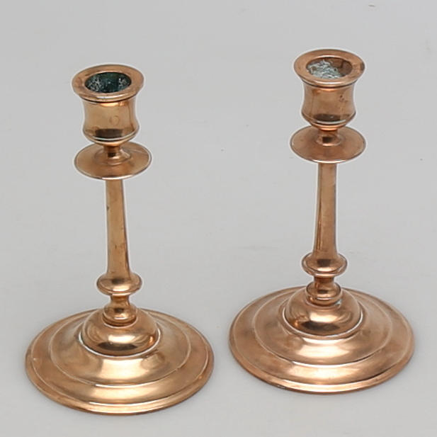 LJUSSTAKAR i mässing. Ett par. Eskilstuna.