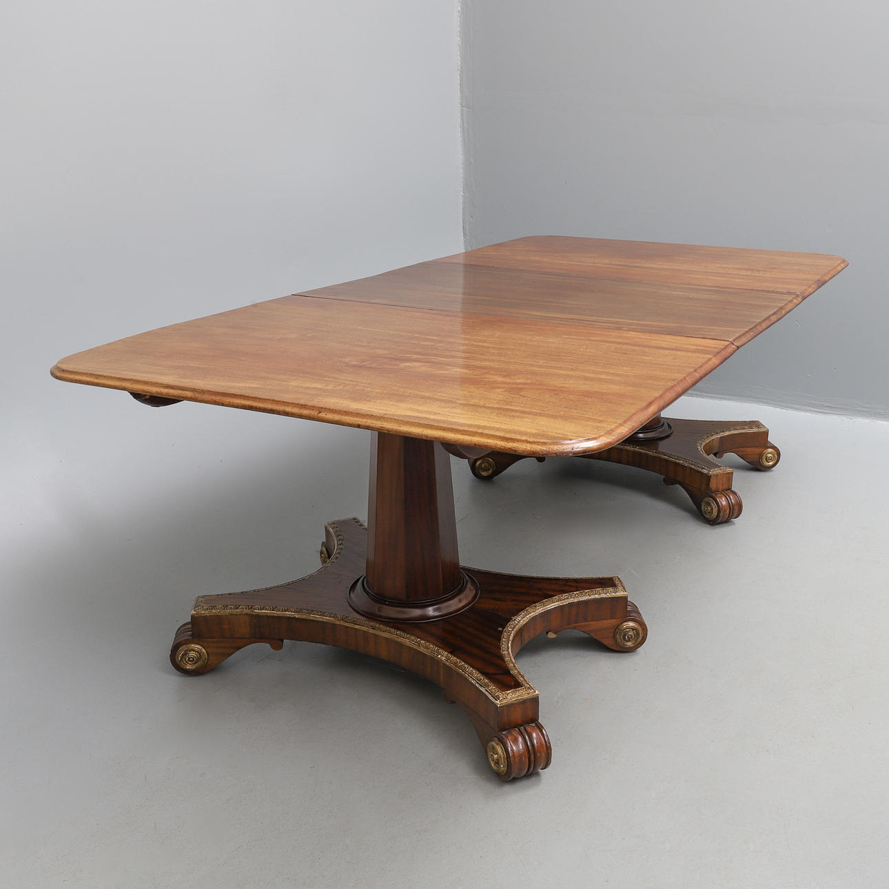 ET SENE REGENCY MAHOGNY SPISEBORD.