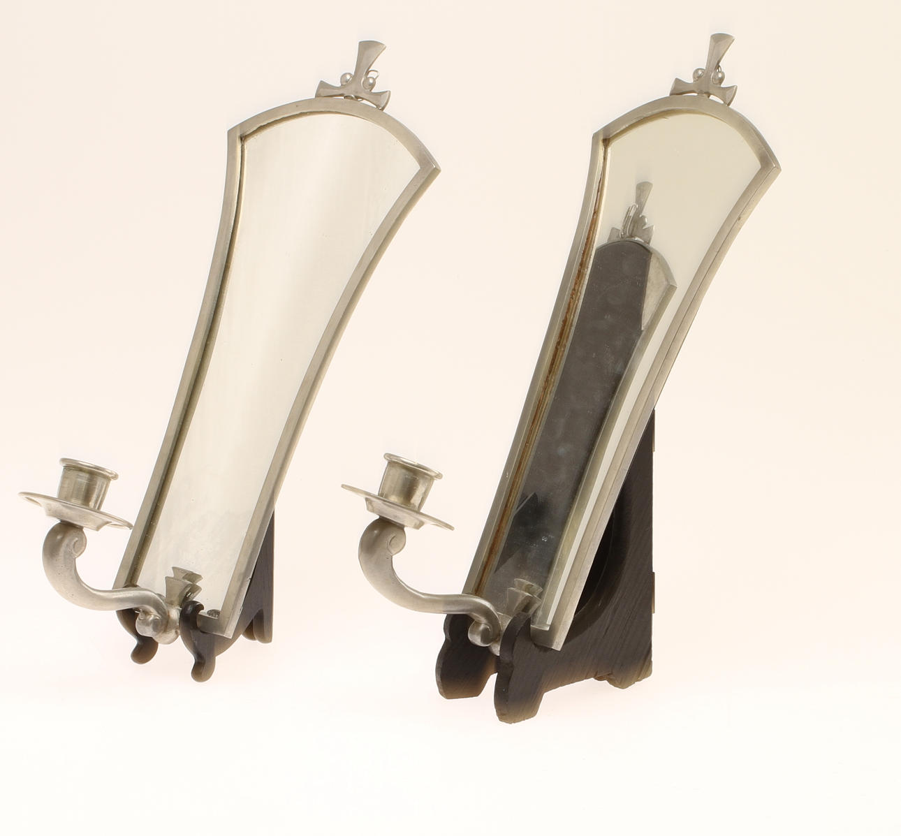 SPEGELLAMPETTER, ett par, tenn, Ciselörer Nyköping, dat 1927.