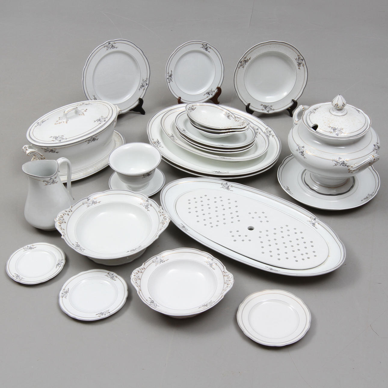 SERVIS, ca 155 delar, Opak Rörstrand, 1800-talets andra hälft.